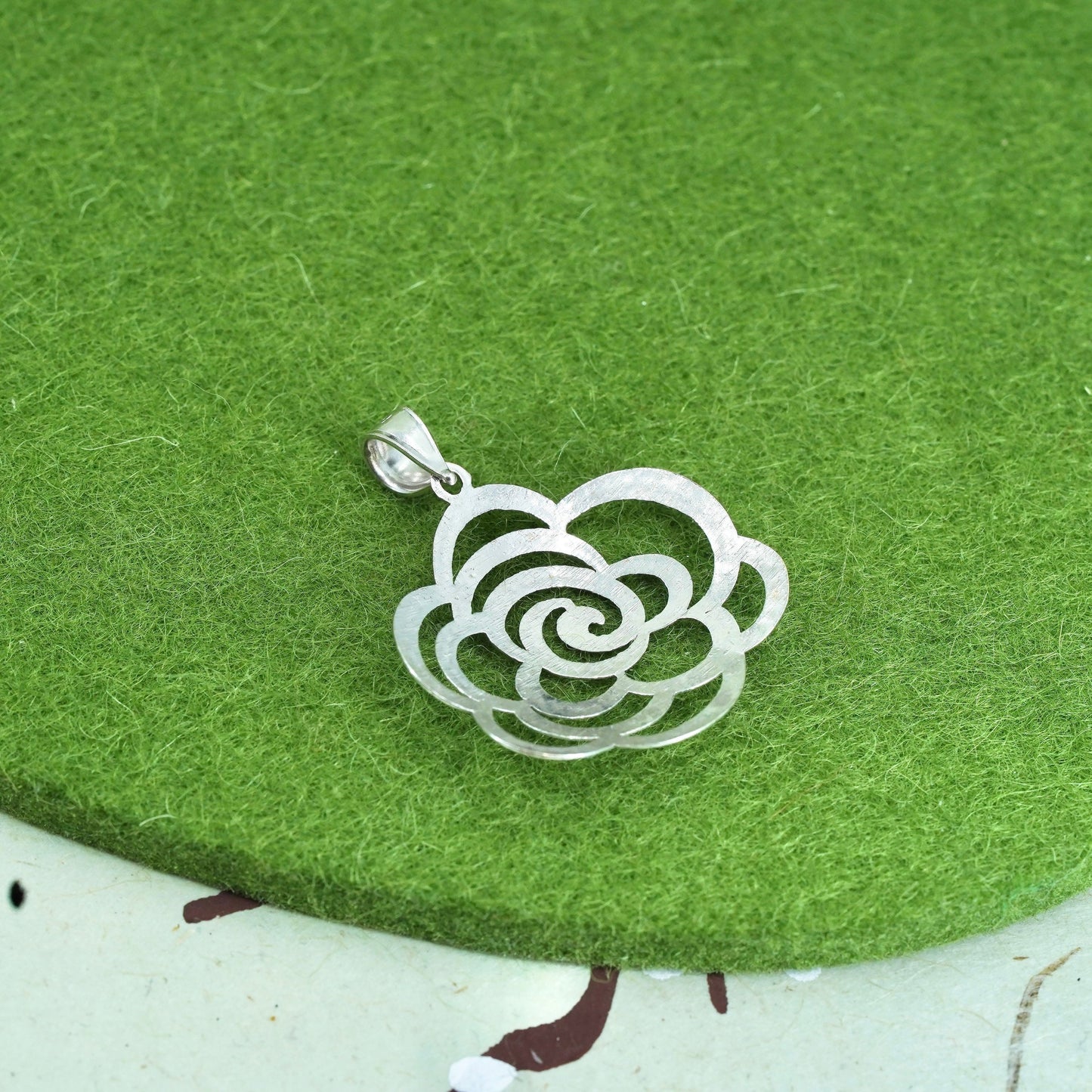 1.4g, Vintage 10K white Gold flower pendant, rose charm