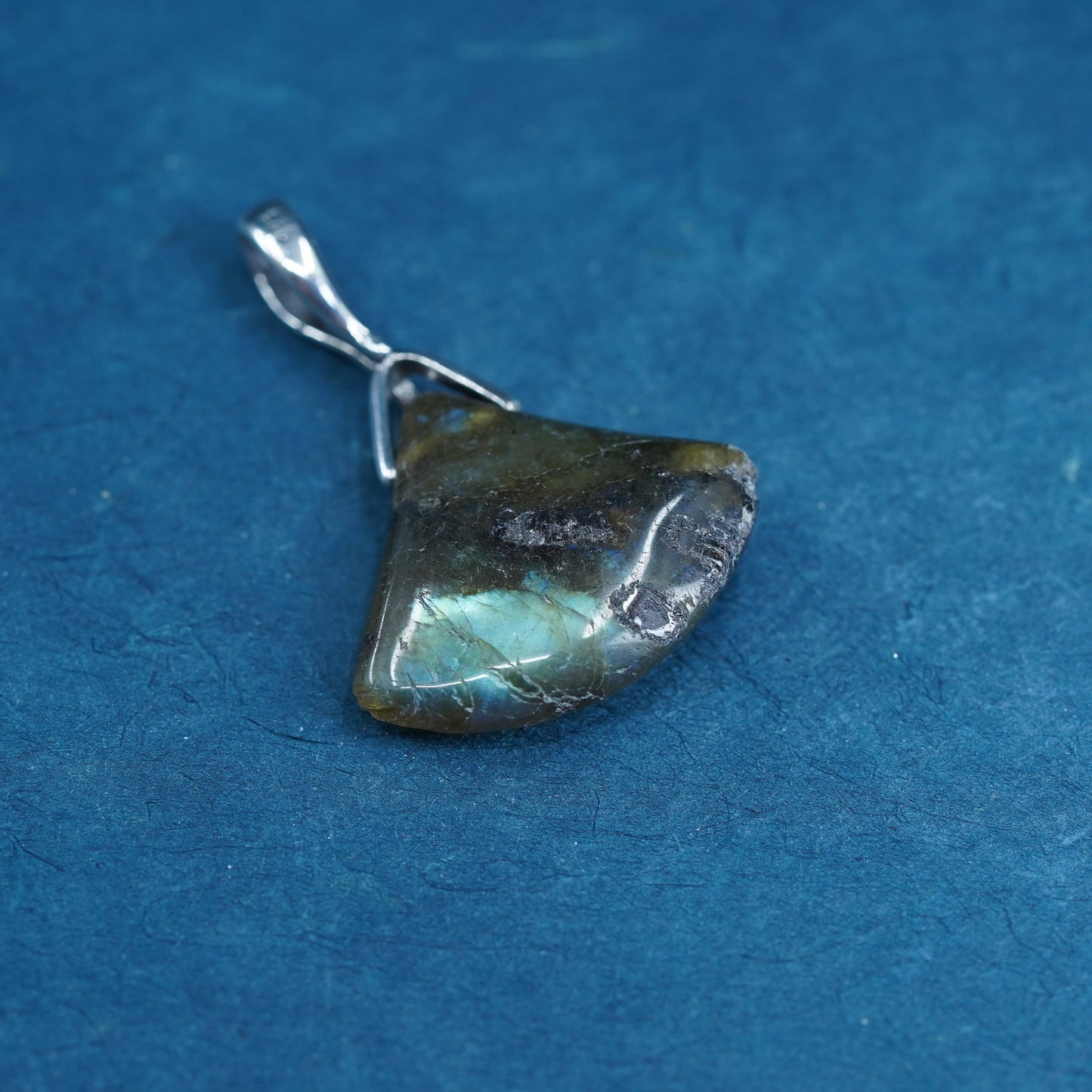 Vintage Sterling 925 silver handmade leafy pendant with triangular labradorite