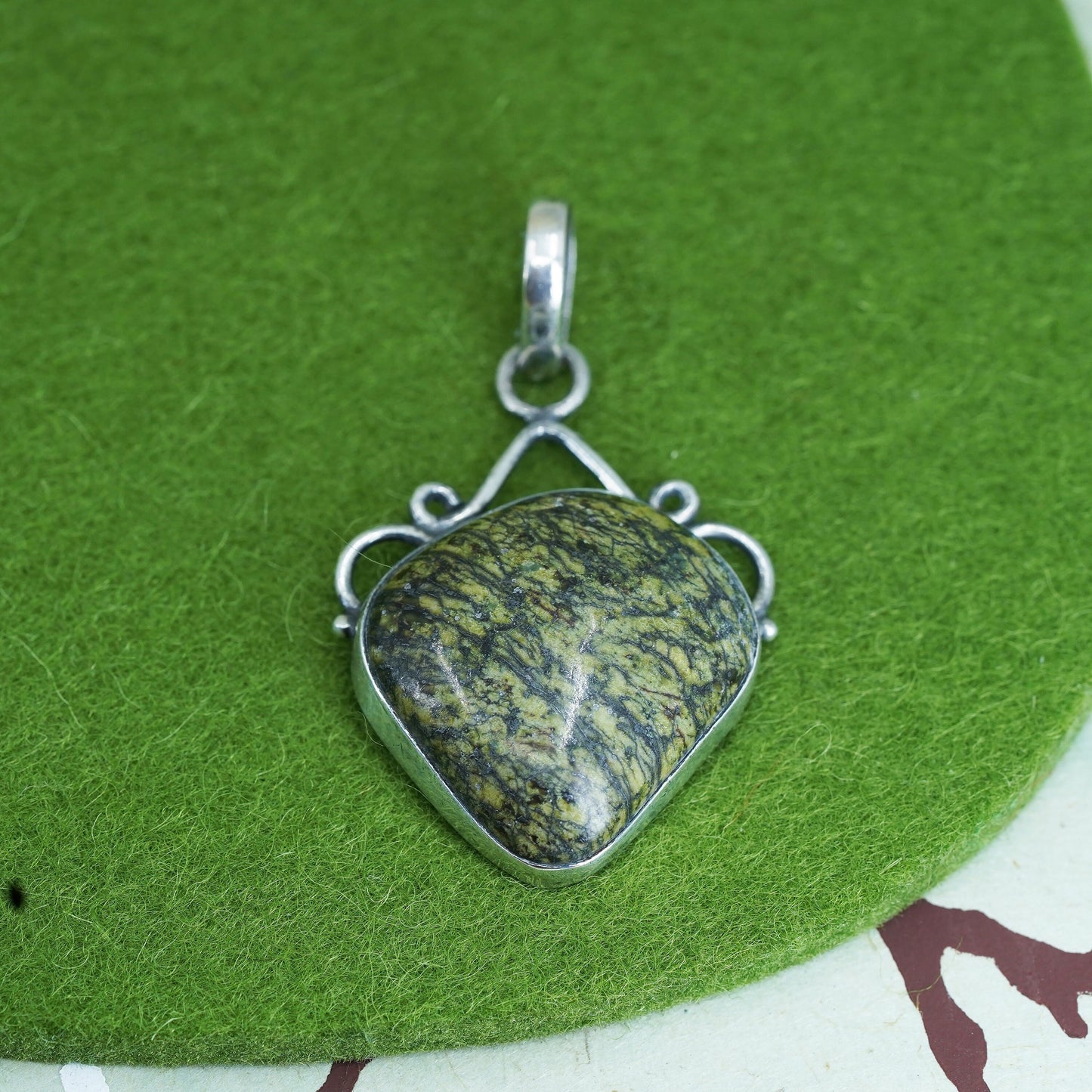 Vintage mexico handmade sterling 925 silver pendant with serpentine