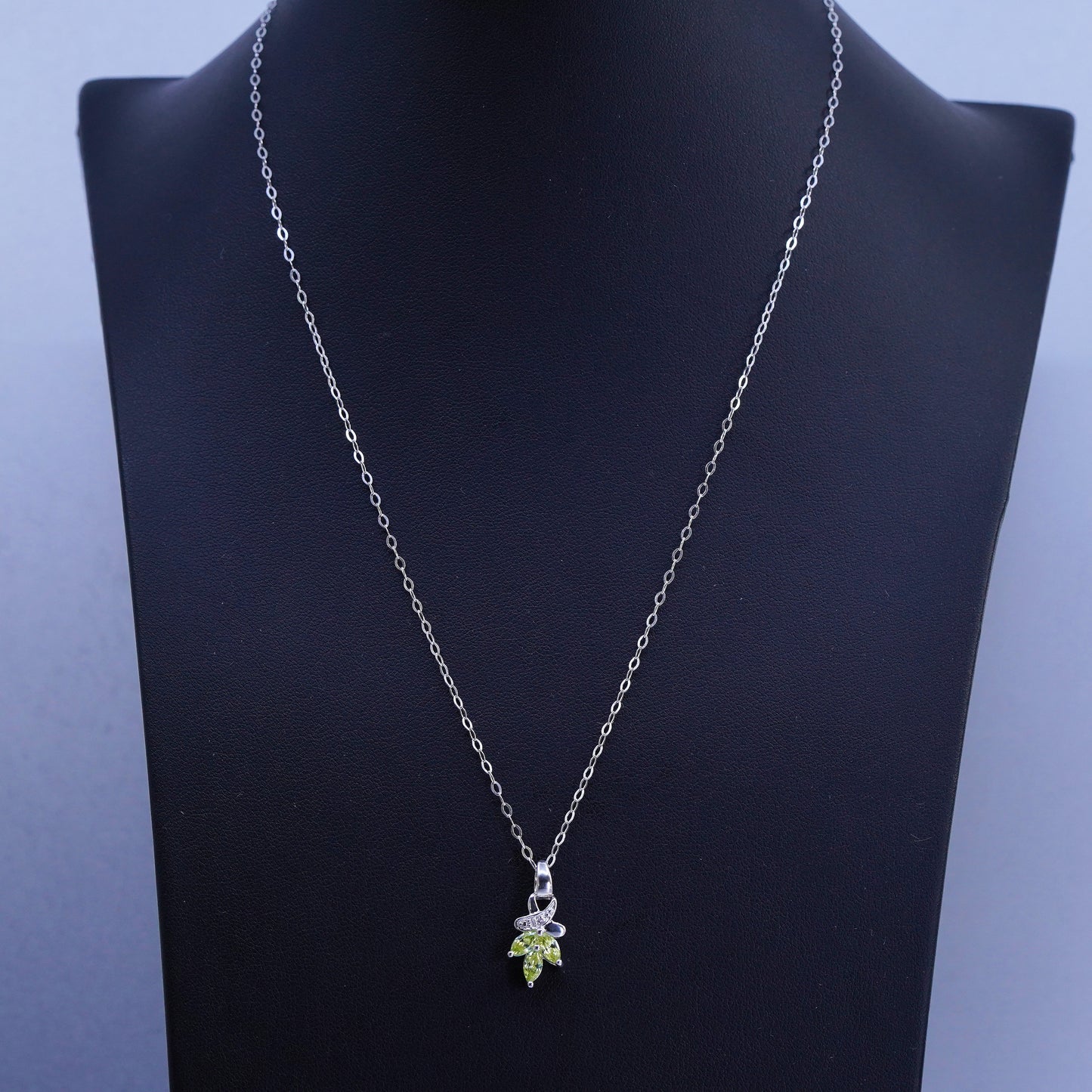 18”, Sterling 925 silver flatten circle necklace with teardrop peridot pendant