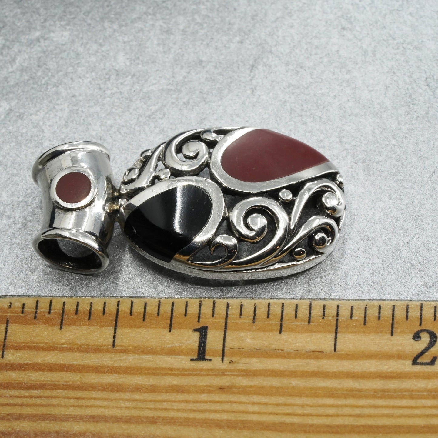 Vintage handmade sterling 925 silver filigree pendant with black red onyx