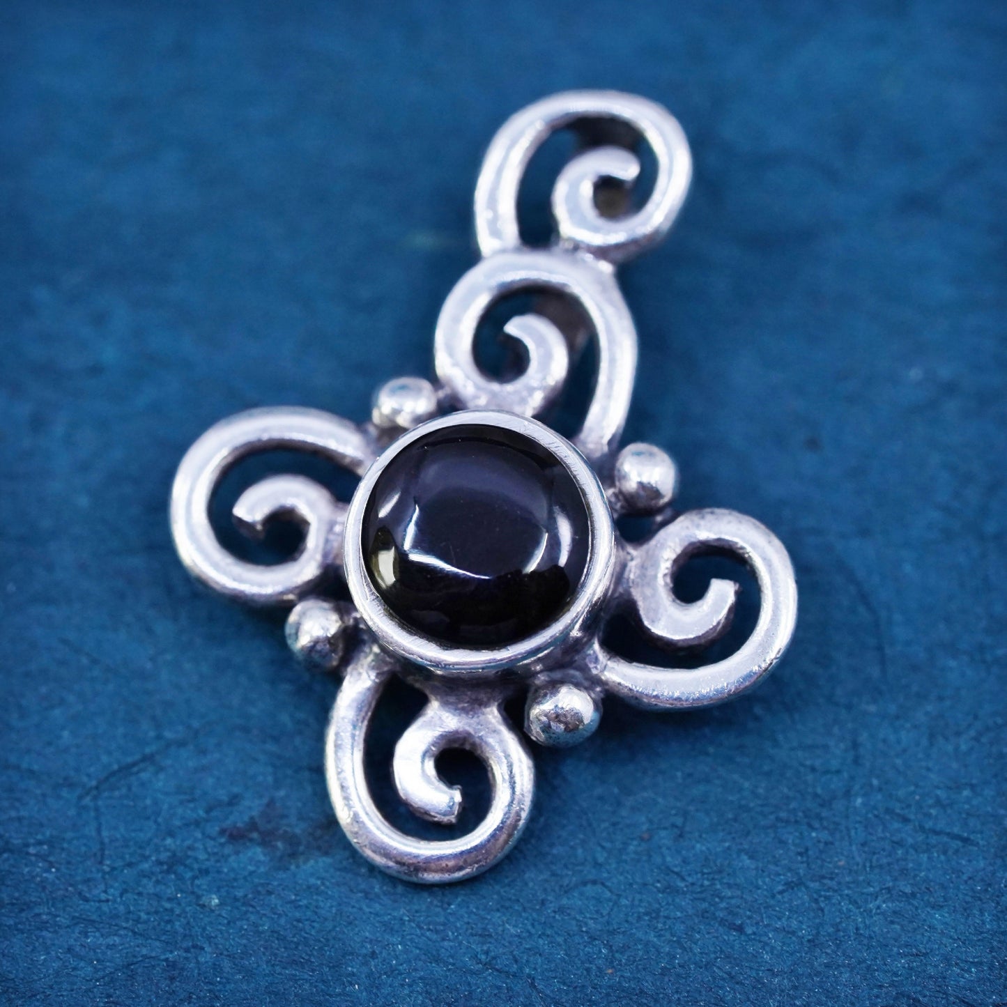 Vintage Sterling 925 silver handmade spiral pendant with circle onyx