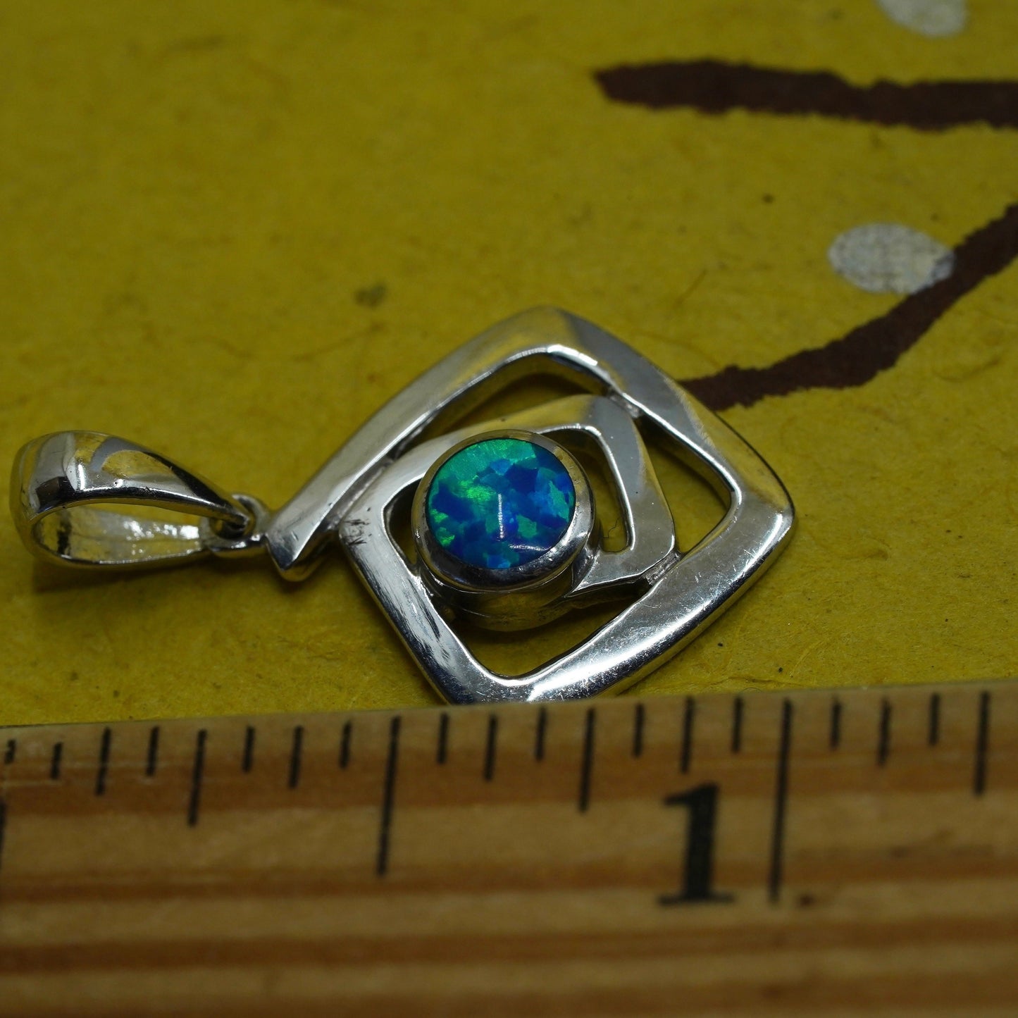 1.5g, vintage 9K white gold square pendant with Opal inlay