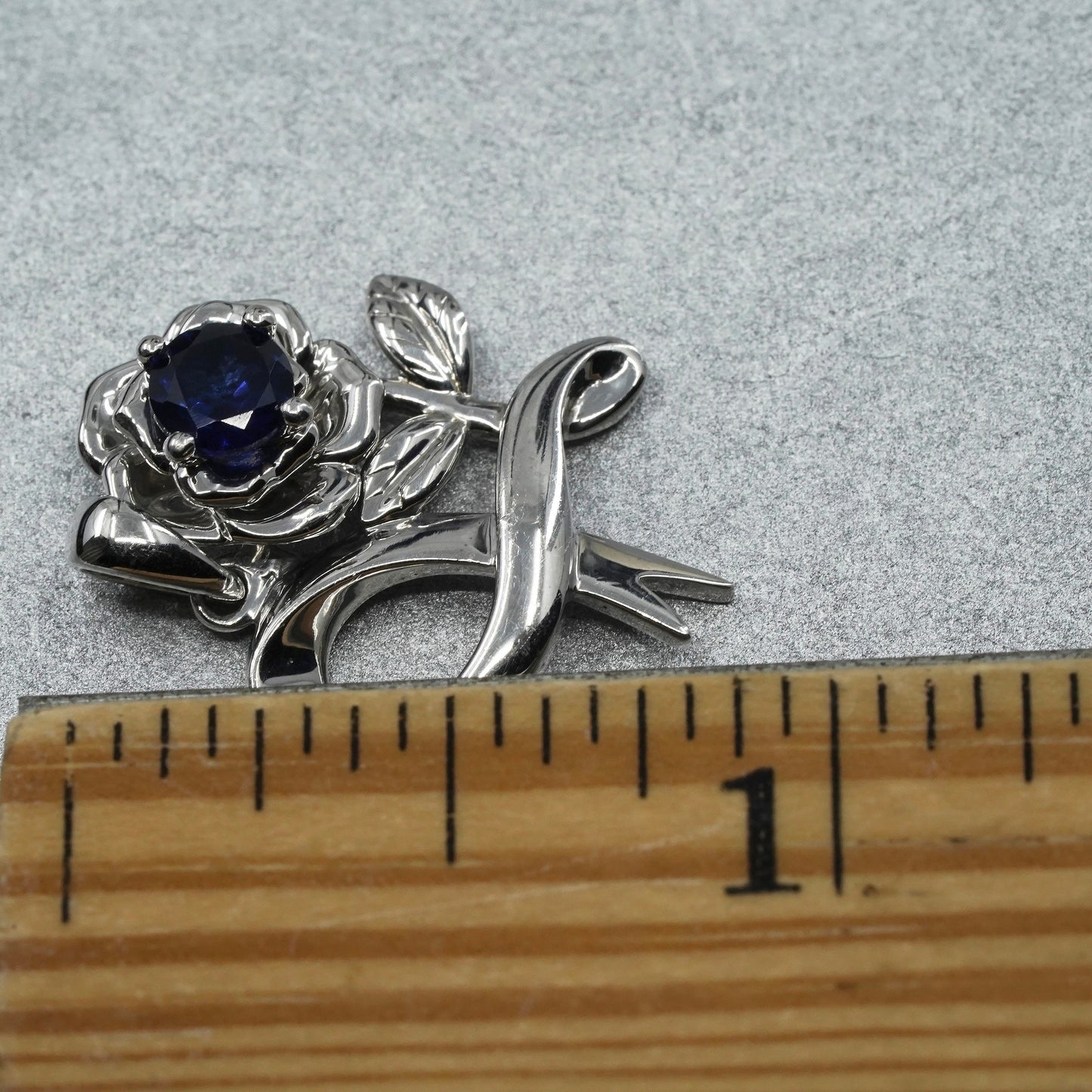 Vintage sterling 925 silver handmade flower pendant with sapphire