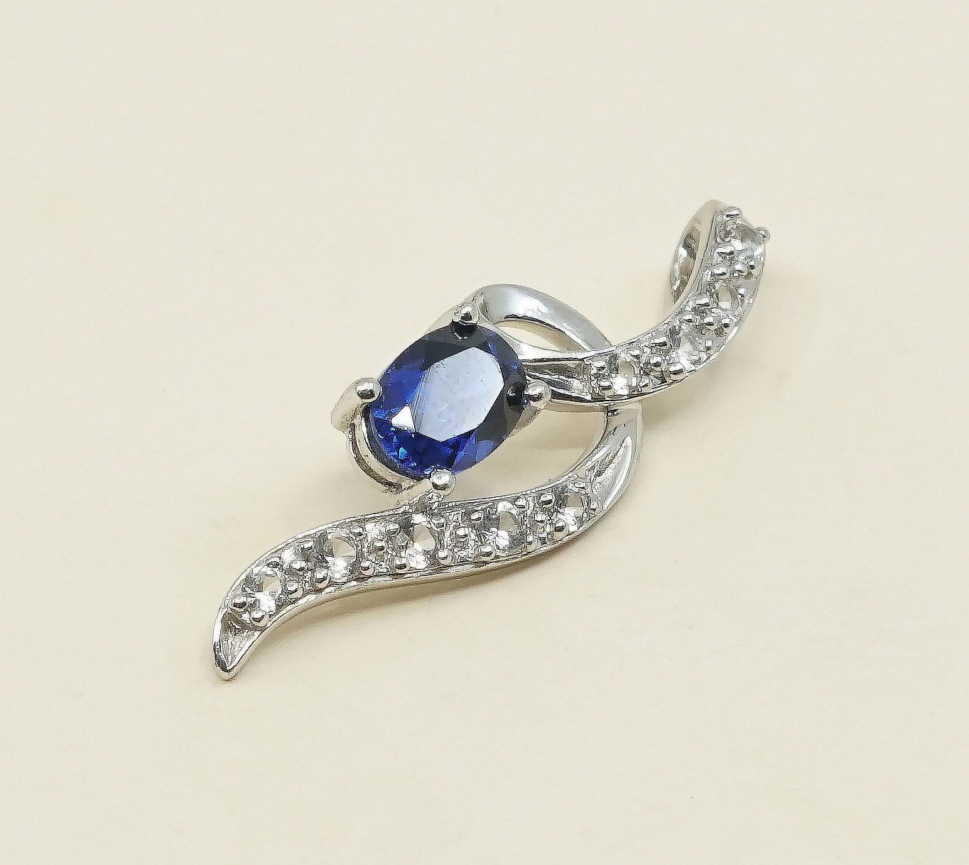 VTG Sterling 925 silver pendant w/ oval shaped sapphire N crystal