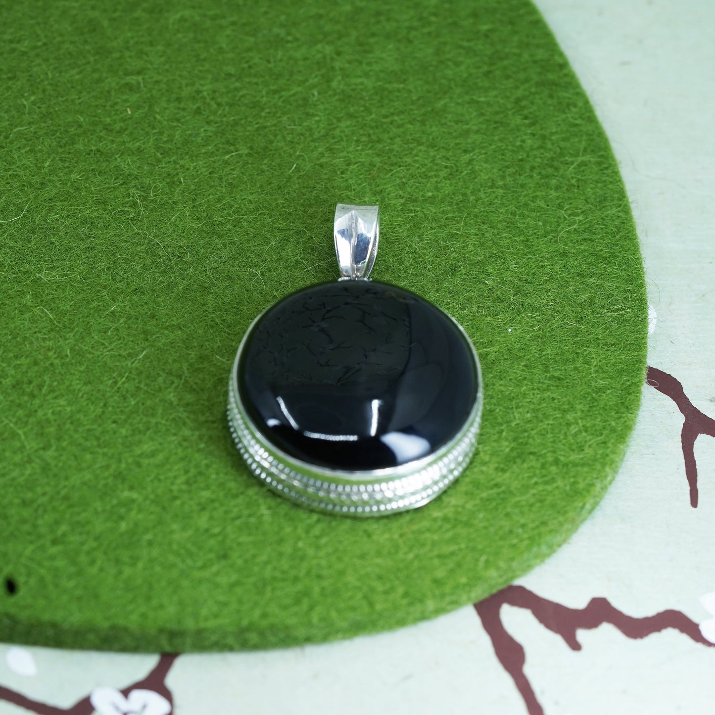 Vintage Mexico Sterling 925 silver handmade pendant with round onyx inlay