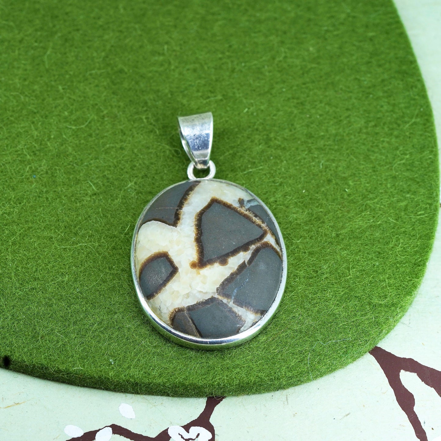 Vintage southwestern sterling silver 925 handmade oval pendant with agate