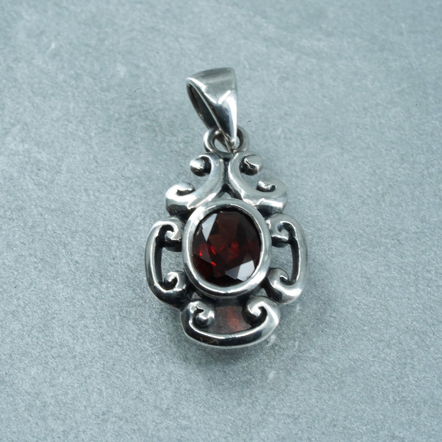 Vintage sterling 925 silver handmade filigree pendant with garnet