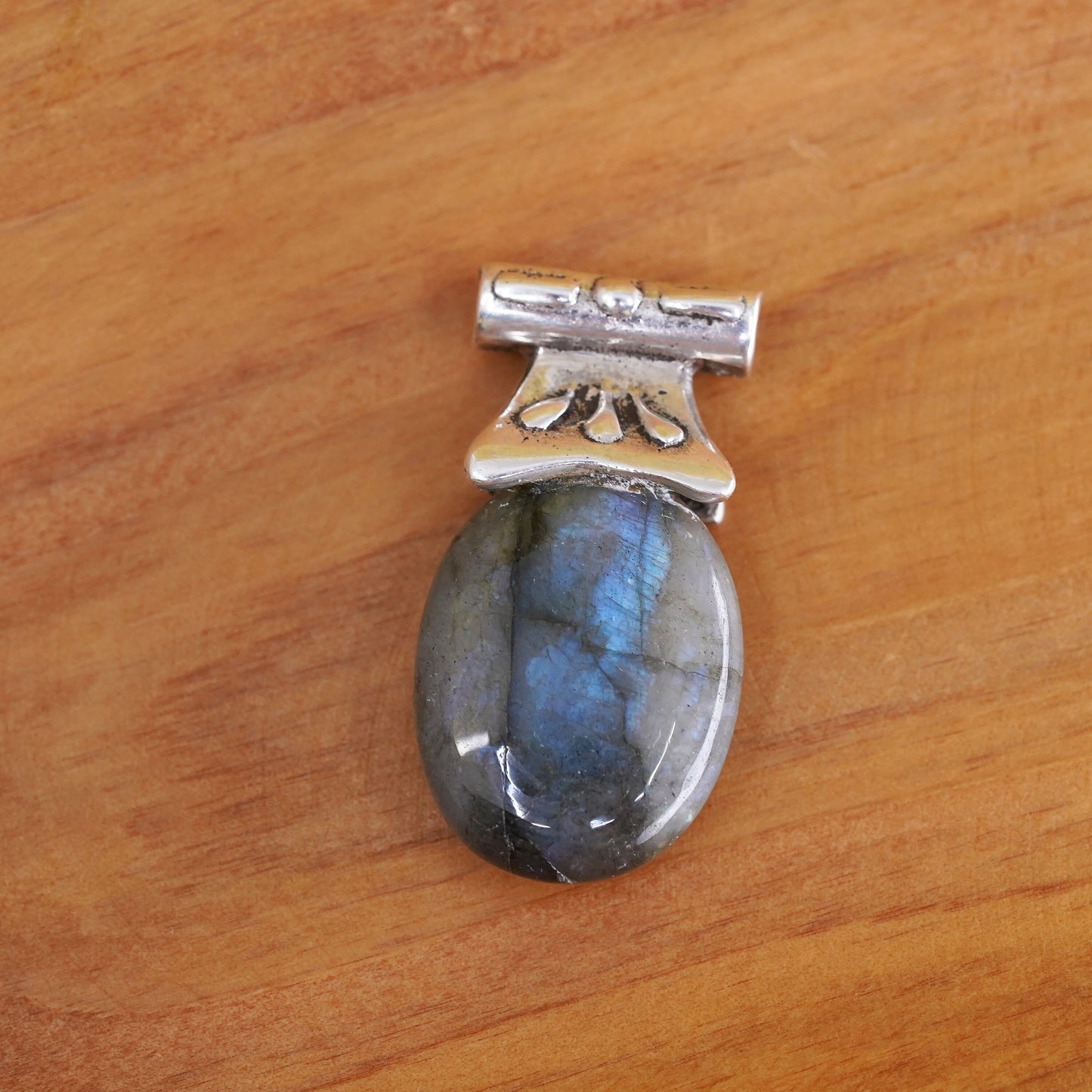 Vintage Sterling 925 silver handmade pendant with oval labradorite