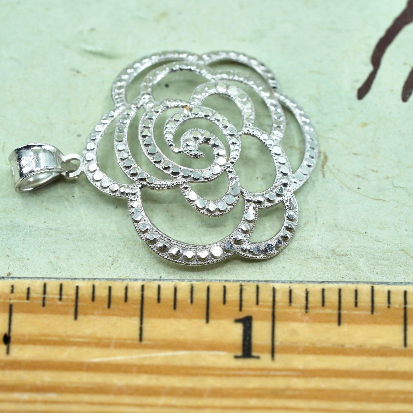 1.4g, Vintage 10K white Gold flower pendant, rose charm