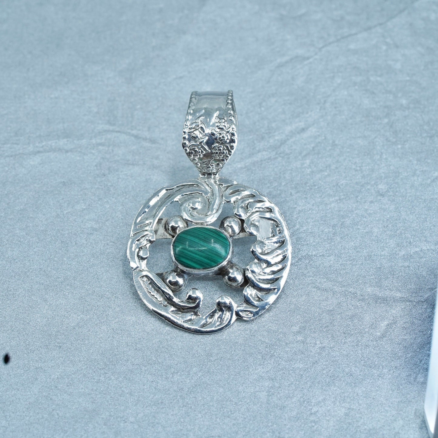 Vintage sterling 925 silver handmade freeform circle pendant with malachite