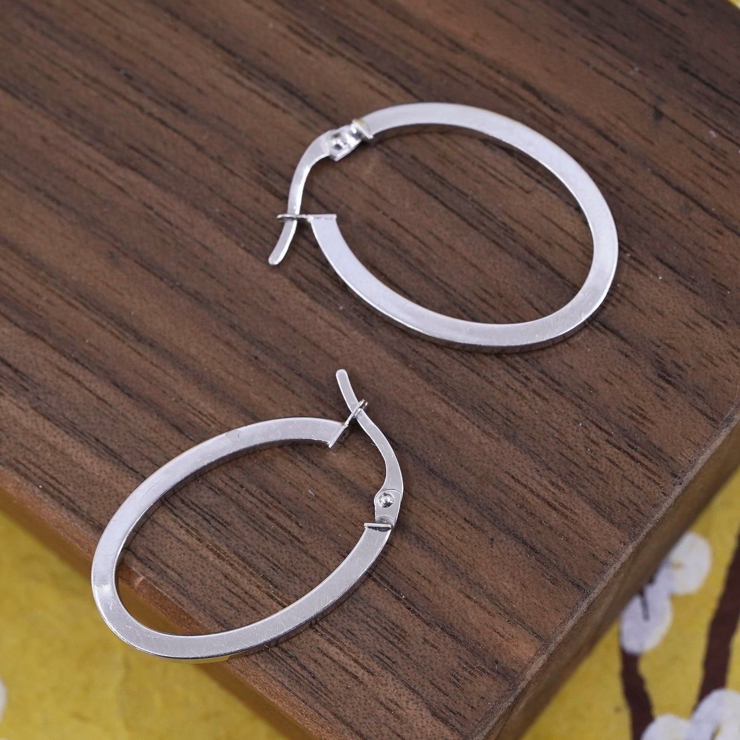 1”, 2.1g, vintage 18K gold edge oval hoops, huggie, solid white gold earrings