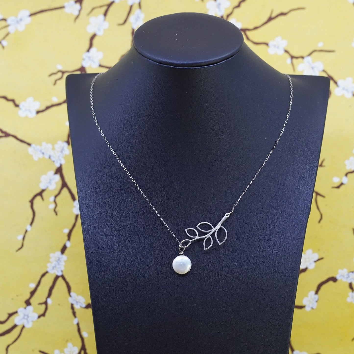 18”, Sterling silver necklace, 925 Figaro chain with leaf pendant and pearl