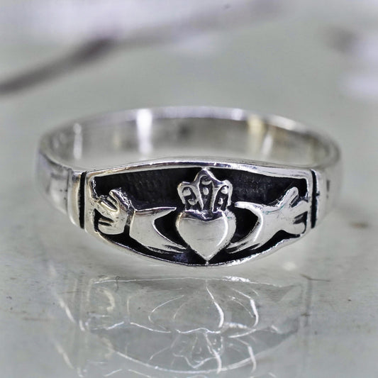Size 7, Vintage Irish sterling silver claddagh ring, holding heart 925 band