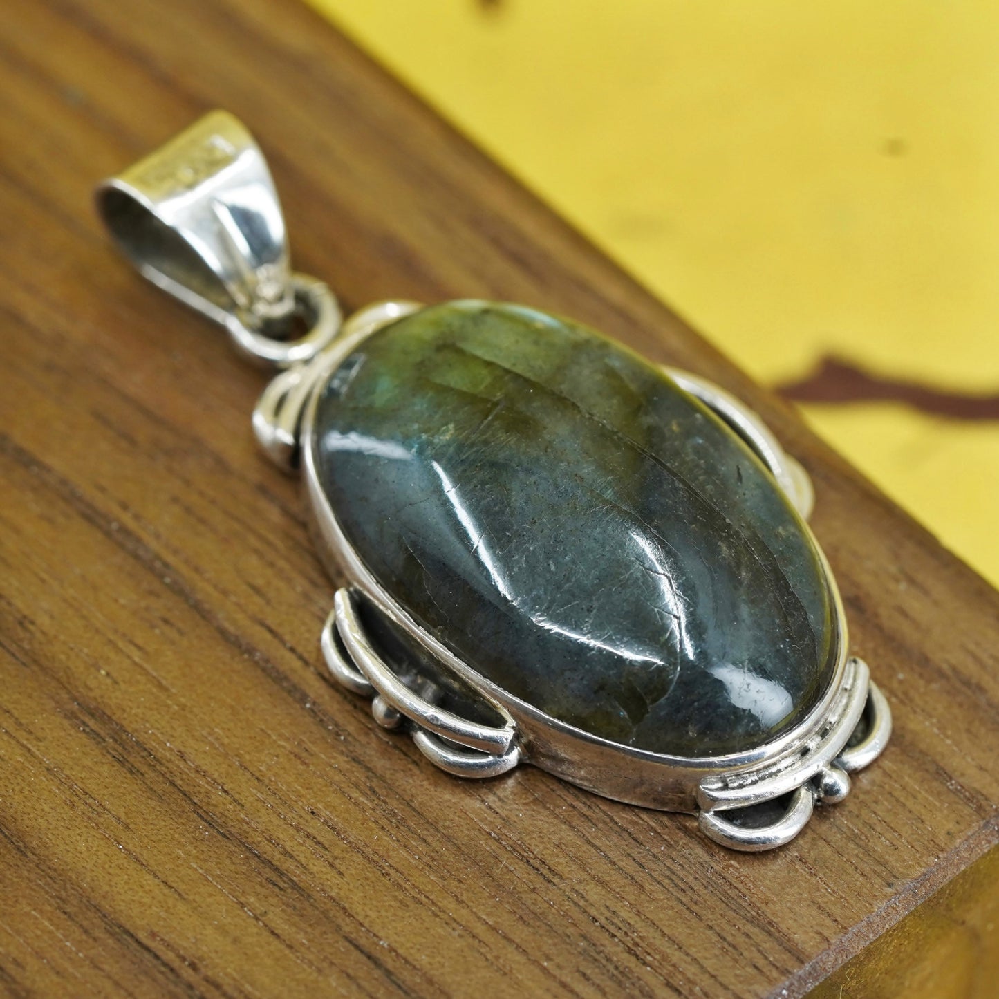 Vintage Sterling 925 silver handmade pendant with oval labradorite