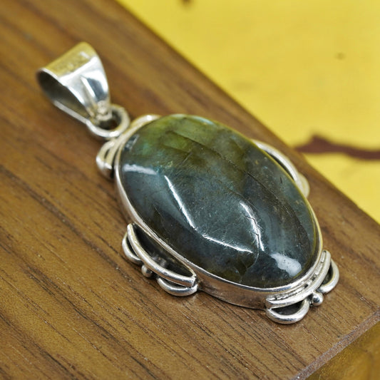 Vintage Sterling 925 silver handmade pendant with oval labradorite