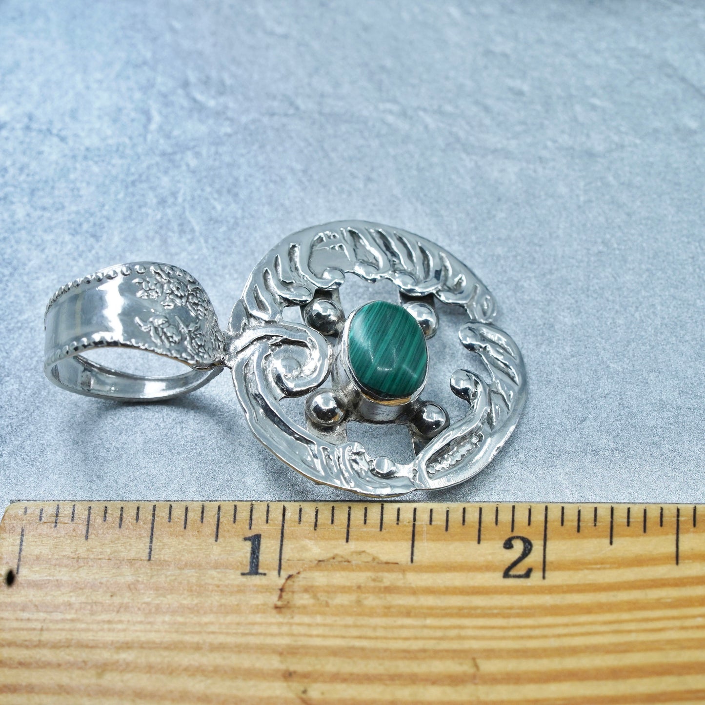 Vintage sterling 925 silver handmade freeform circle pendant with malachite