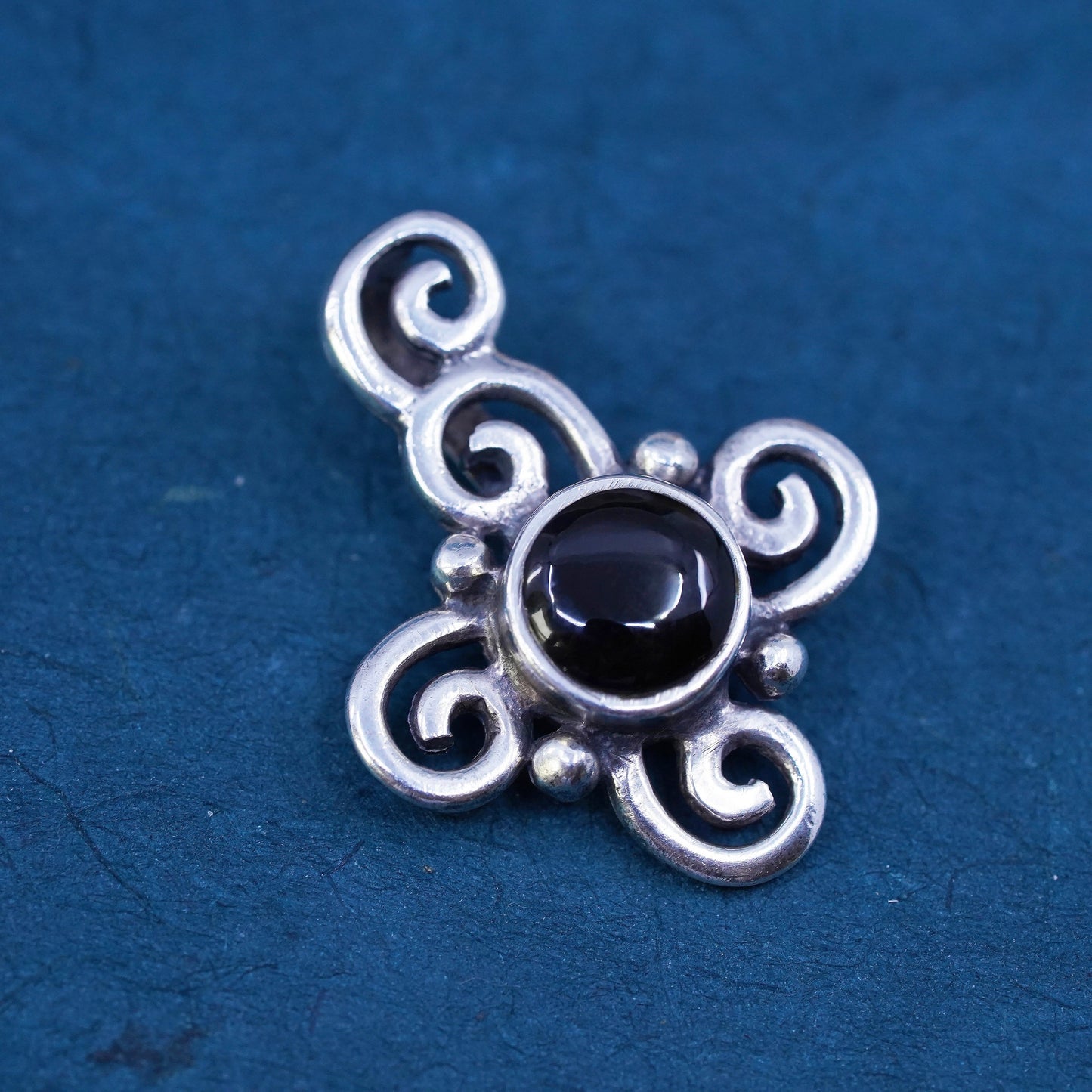 Vintage Sterling 925 silver handmade spiral pendant with circle onyx