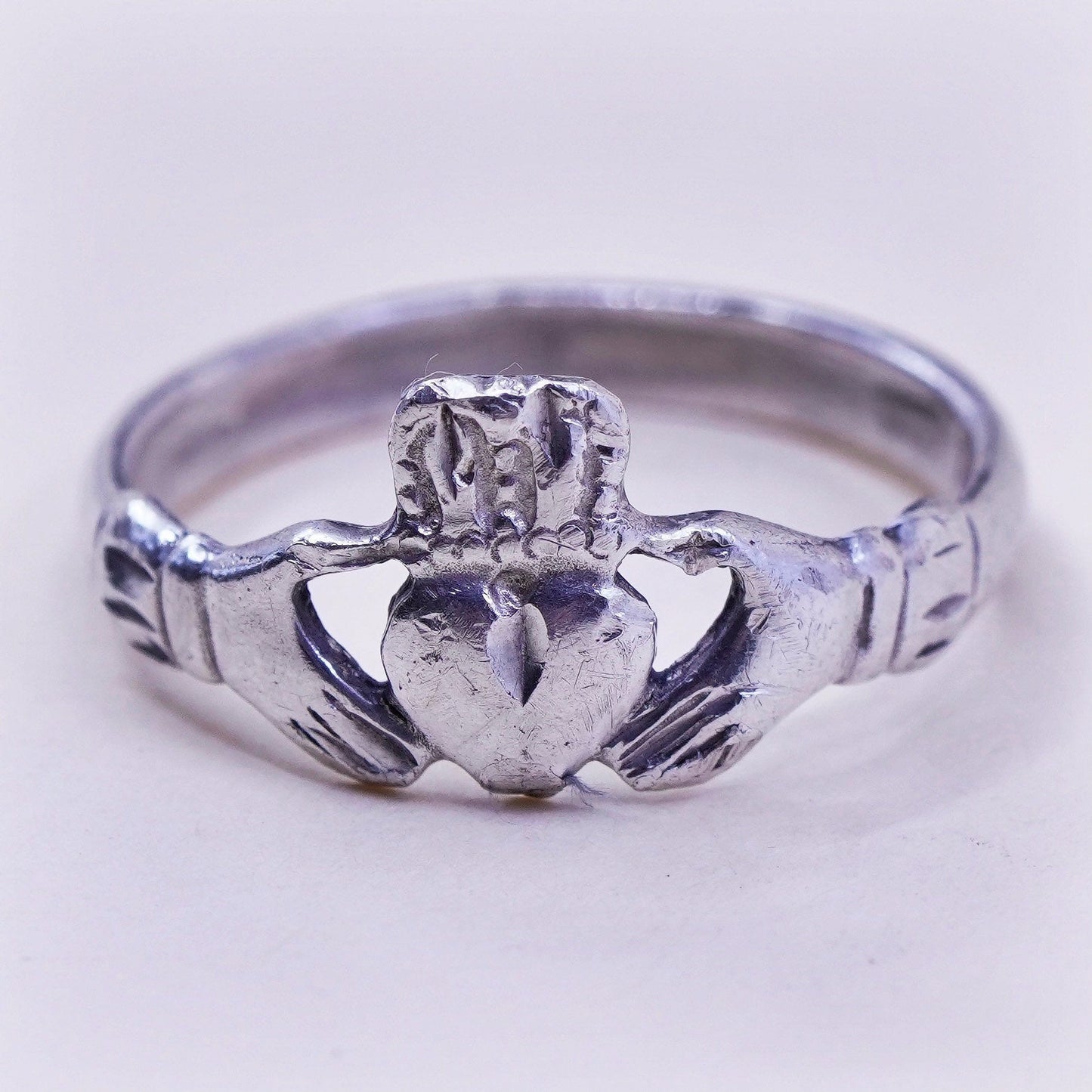 Size 7.75, Vintage sterling silver claddagh ring, holding heart 925 band