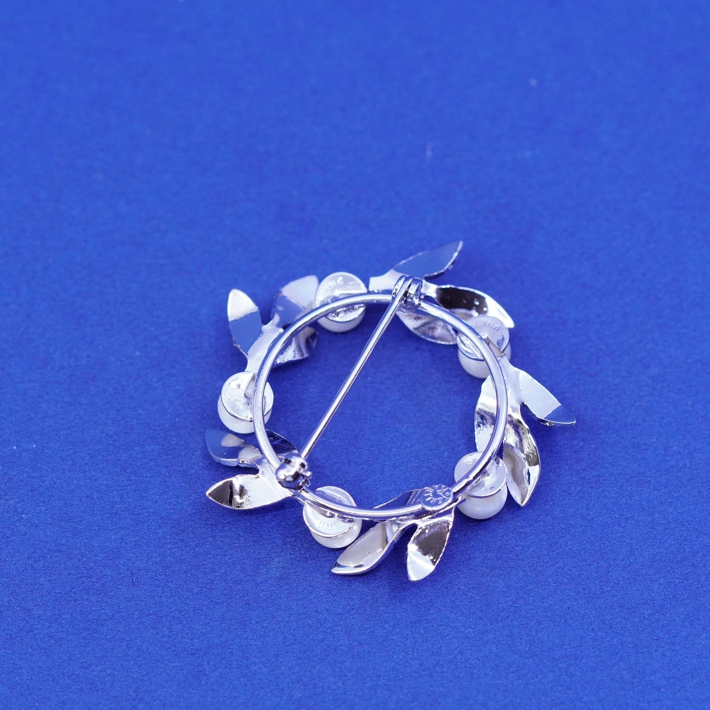 Vintage Sterling silver handmade brooch, 925 leaves circle with pearl