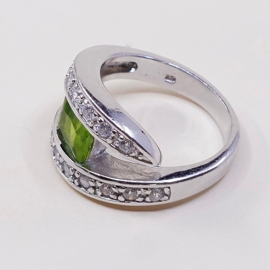 sz 8.25, vtg sterling silver handmade ring, 925 w/ peridot n cz around