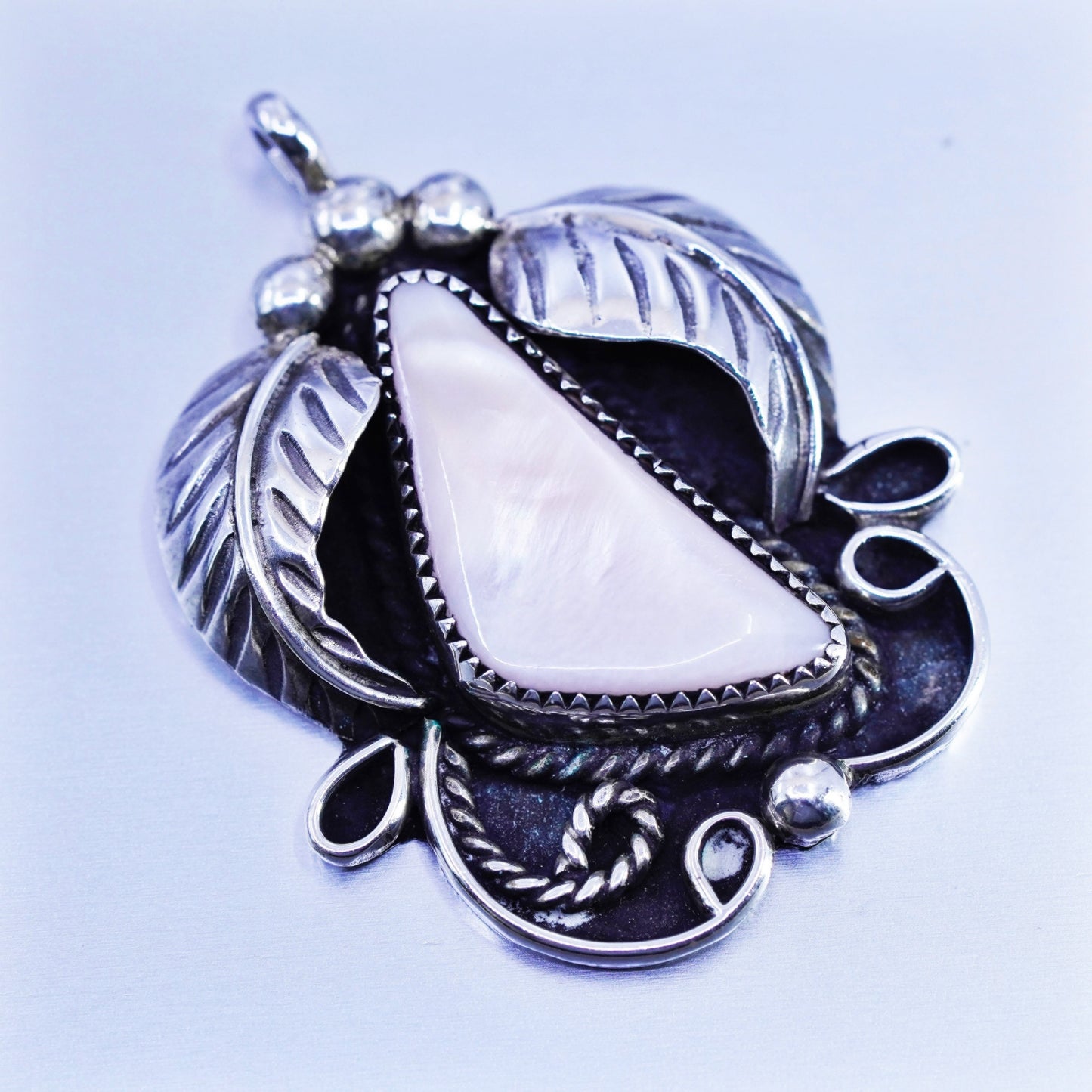 Native American sterling 925 silver handmade leafy pendant with mother of pearl