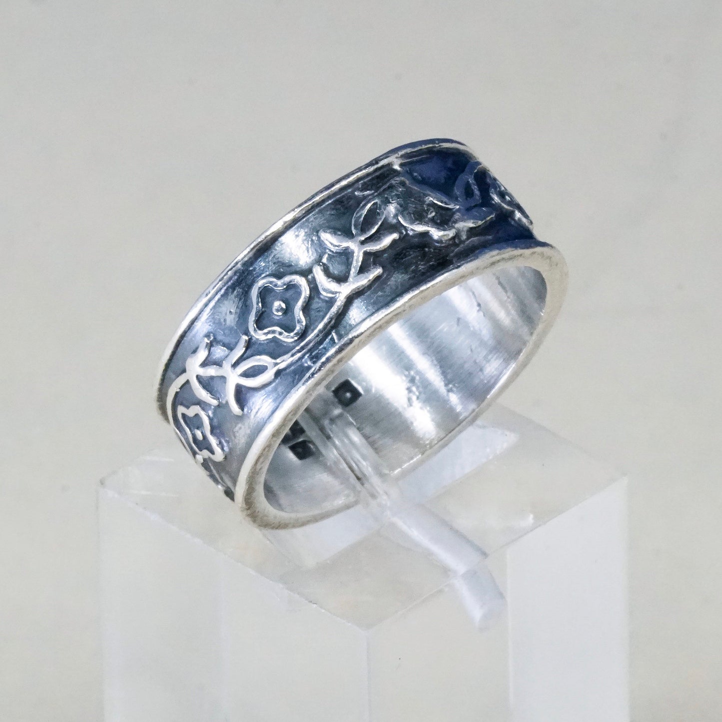 Size 5.5, vintage Mexico Sterling 925 Silver Band embossed Flower Ring