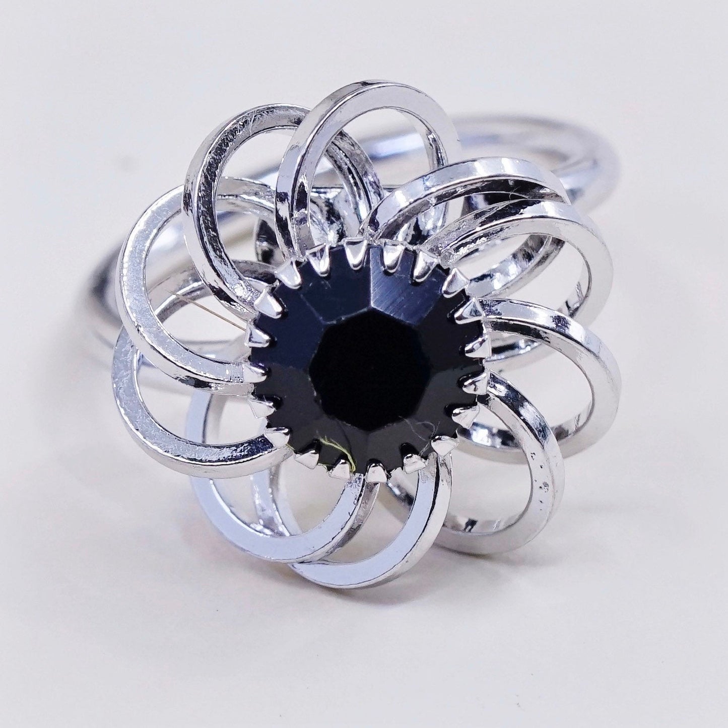 Size 6.5, vtg Sarah COV silver tone ring, flower w/ black glass details