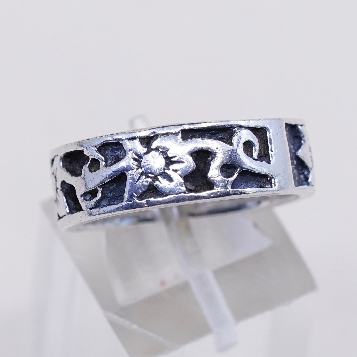 Size 8, Vintage sterling silver handmade ring, 925 band with flower