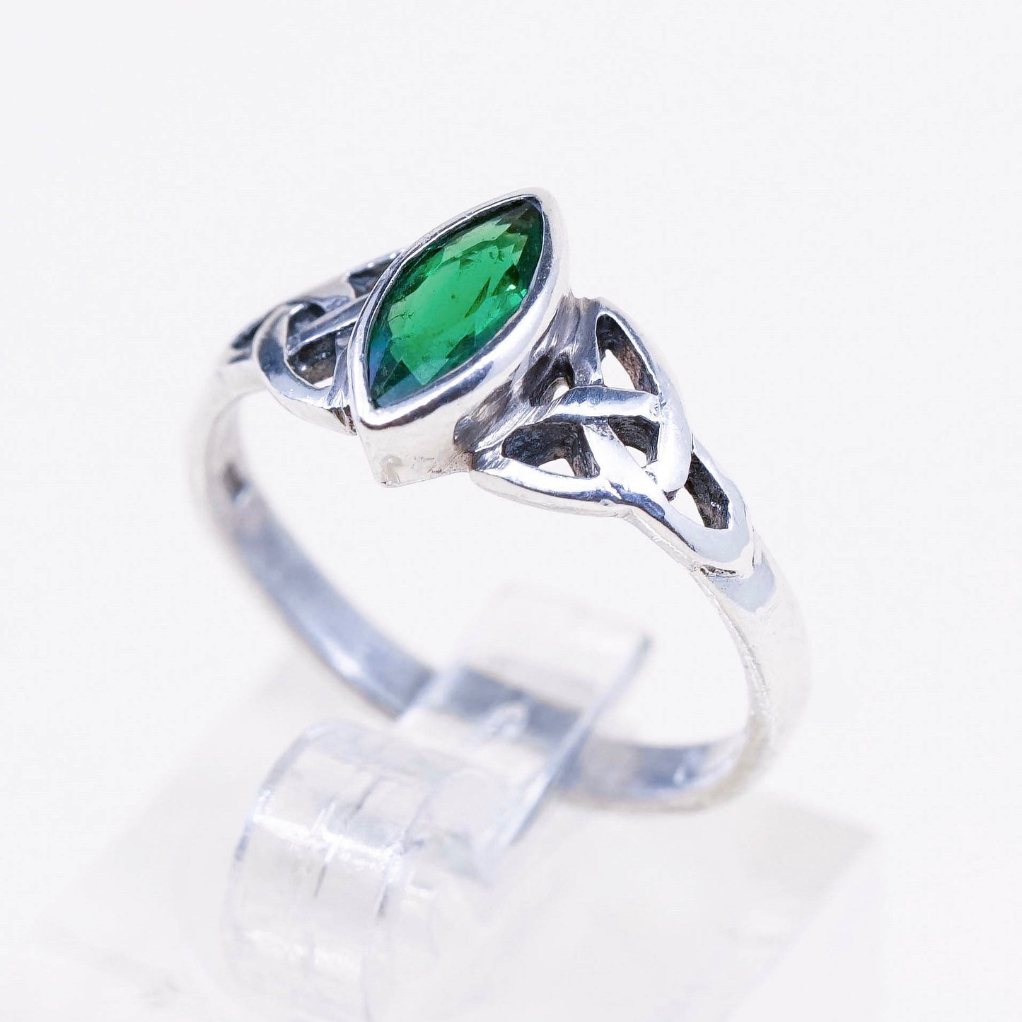 Size 6.75, Vintage sterling 925 silver handmade ring with peridot