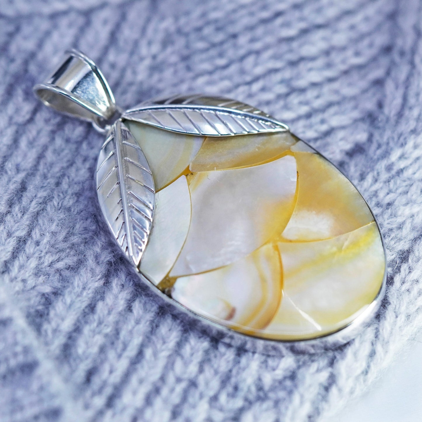 Vintage sterling 925 silver pendant with oval mother of pearl and leaves