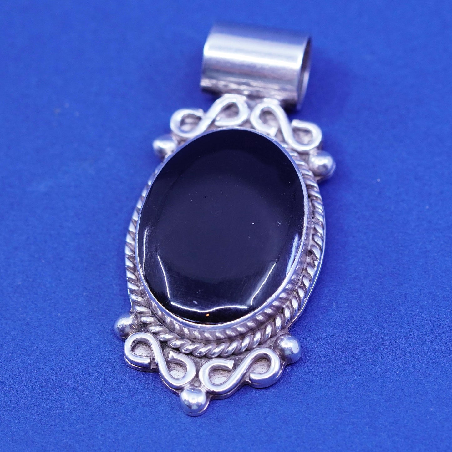 Vintage Sterling 925 silver handmade pendant with oval onyx and cable around