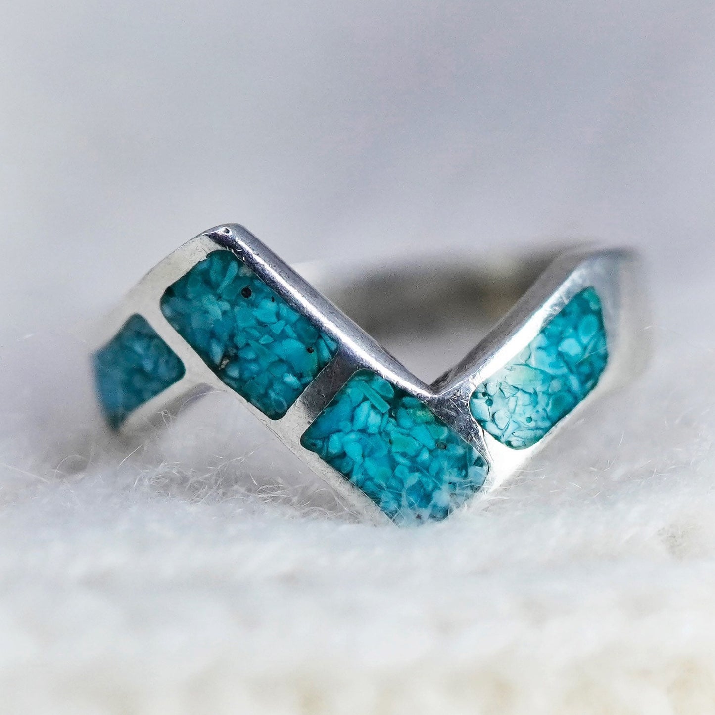 Size 6, Sterling silver handmade ring, 925 zig zag band with turquoise, Zuni