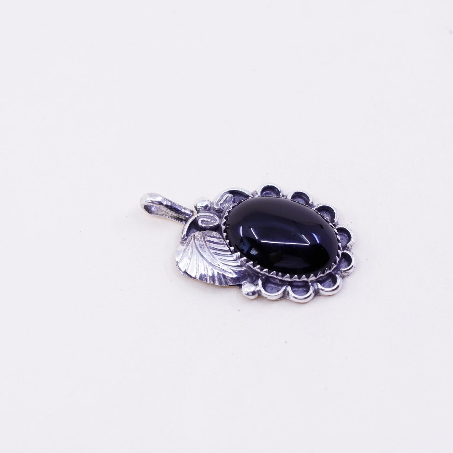 Vintage native American, Navajo sterling 925 silver pendant obsidian leaf