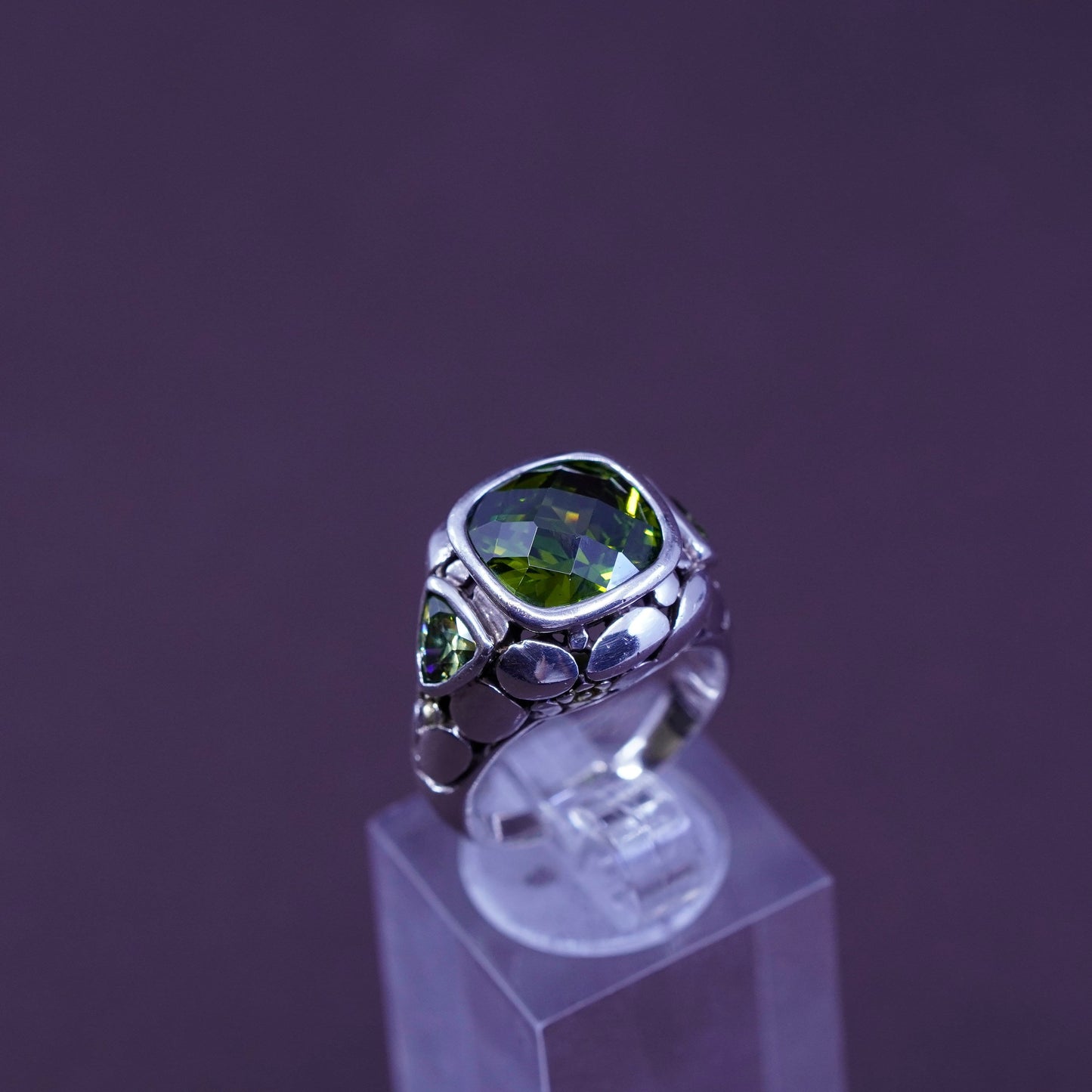 Size 6, vintage Sterling 925 silver handmade ring with square peridot N pebble