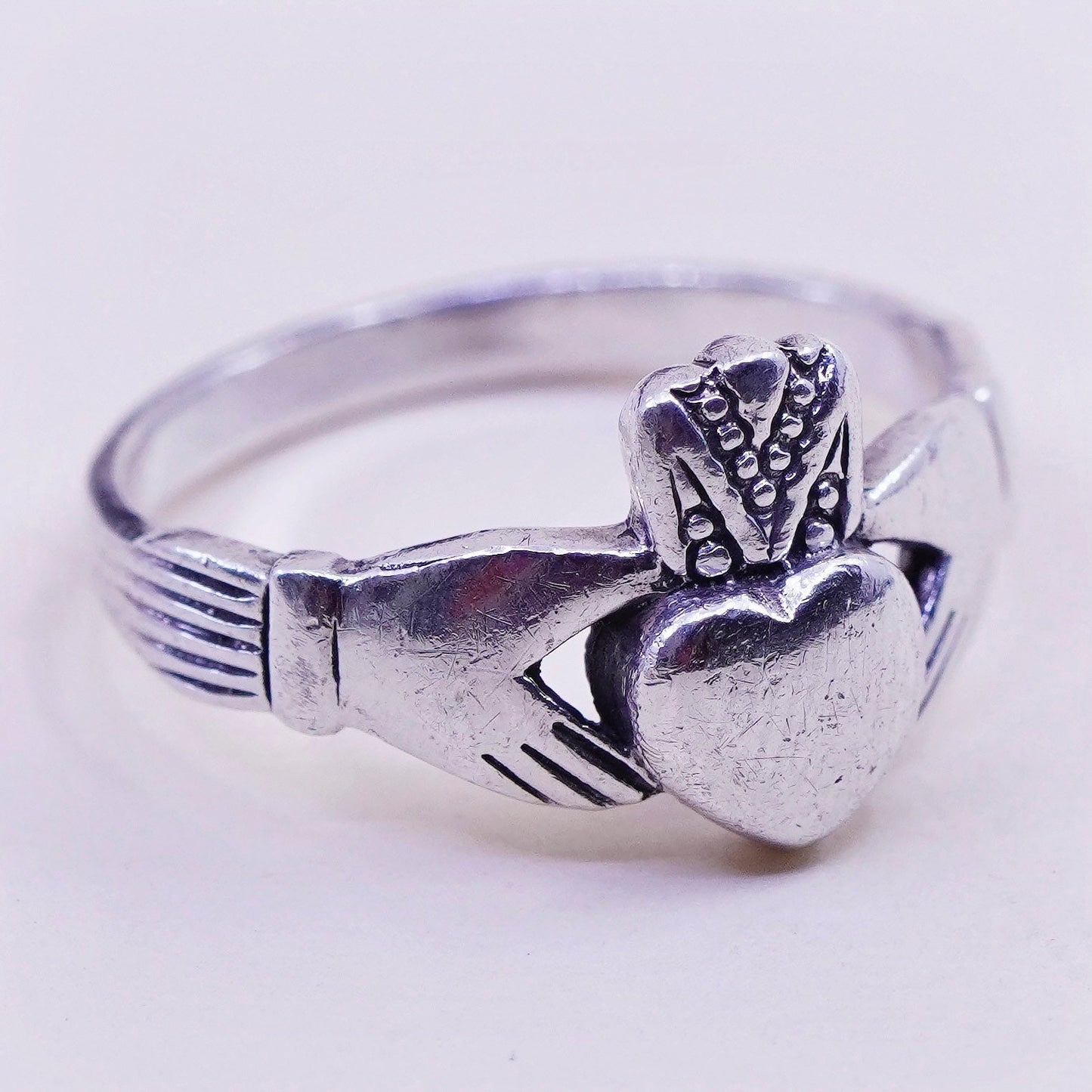 Size 8, Vintage sterling silver claddagh ring, holding heart 925 band