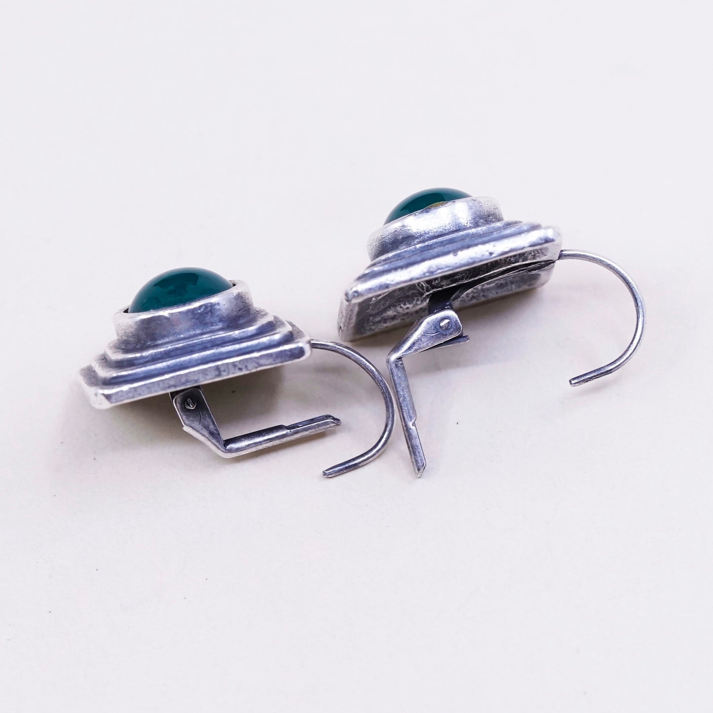 Vintage venue usa silver tone ribbed earrings with green beads