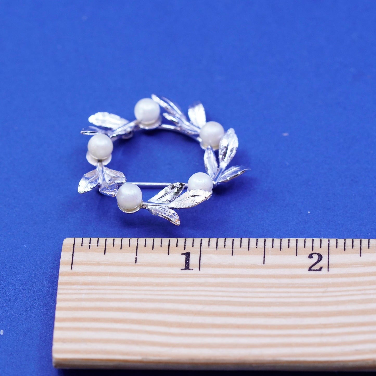 Vintage Sterling silver handmade brooch, 925 leaves circle with pearl