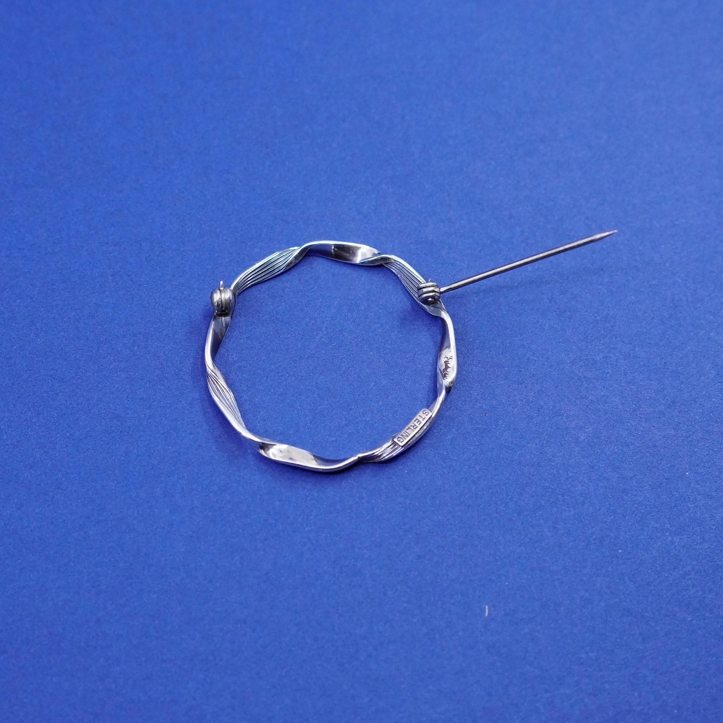 Vintage Sterling silver handmade brooch, twisted cable 925 circle pin