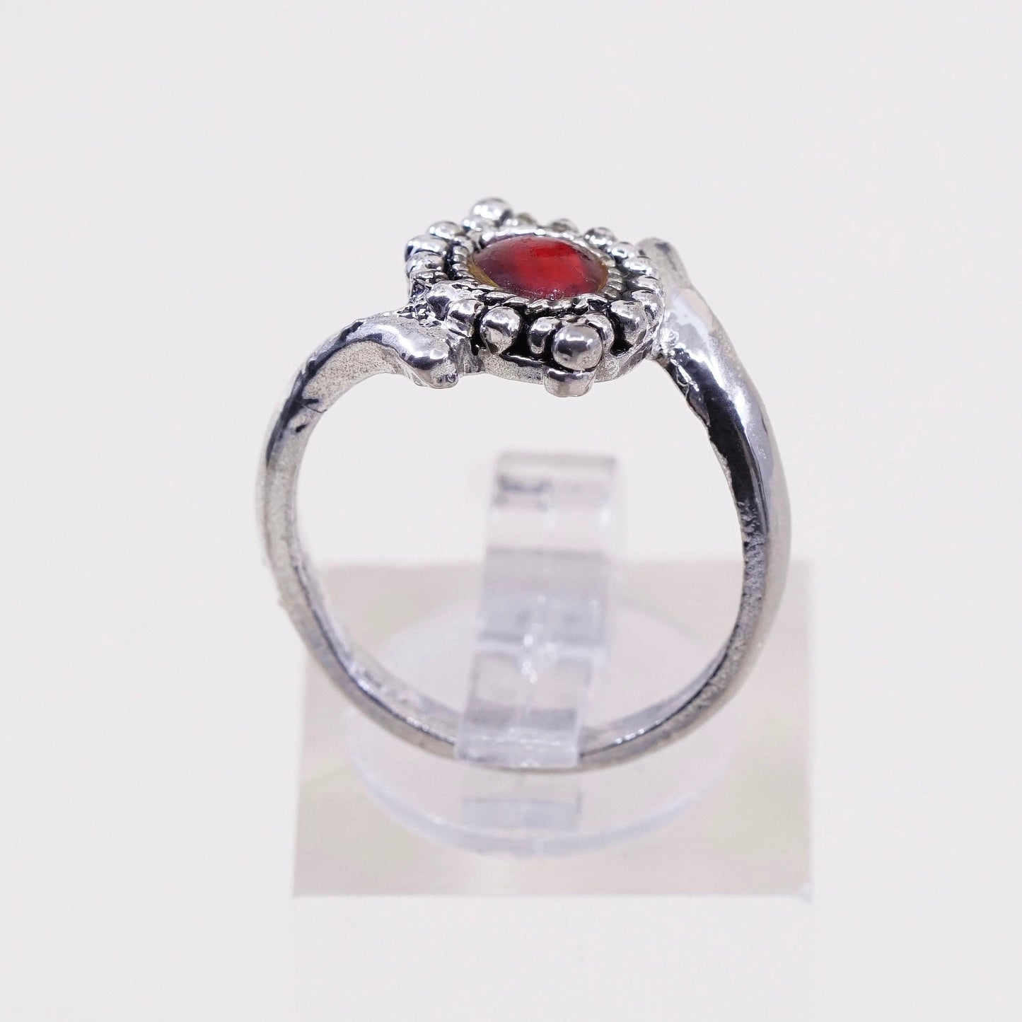 Size 7.5, vintage modern silver tone ring w/ red glass details