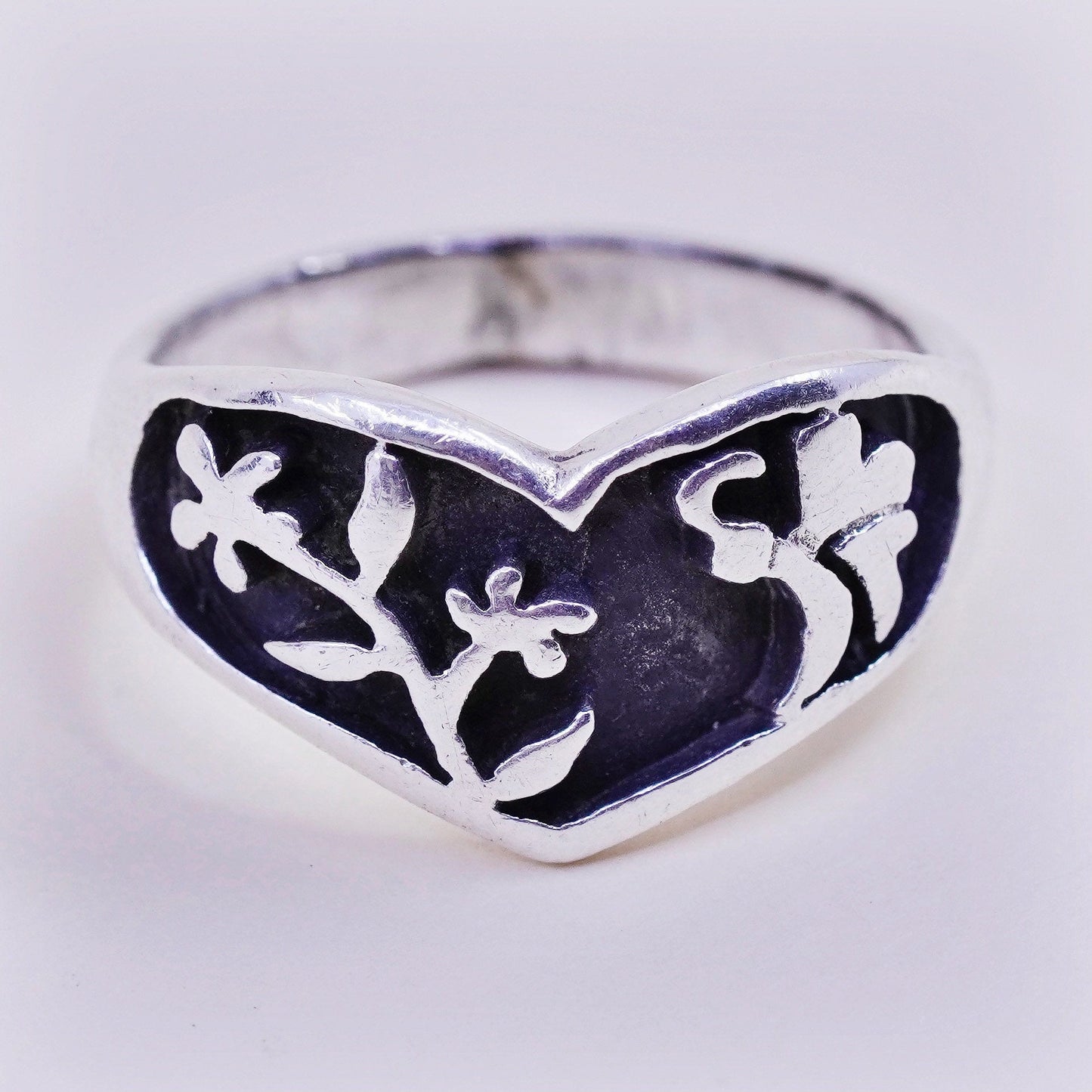 Size 7.25, vintage sterling silver handmade ring, Hopi 925 heart band w/ flower