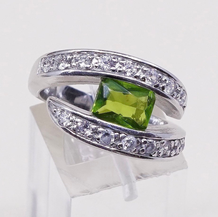 sz 8.25, vtg sterling silver handmade ring, 925 w/ peridot n cz around