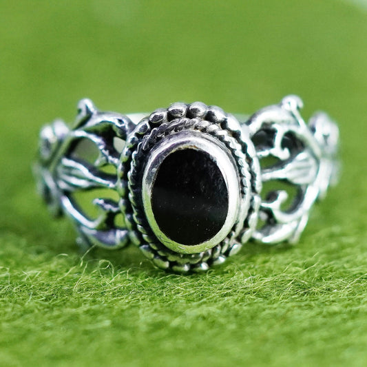 Size 8, Vintage sterling 925 silver handmade ring with onyx and leafy details