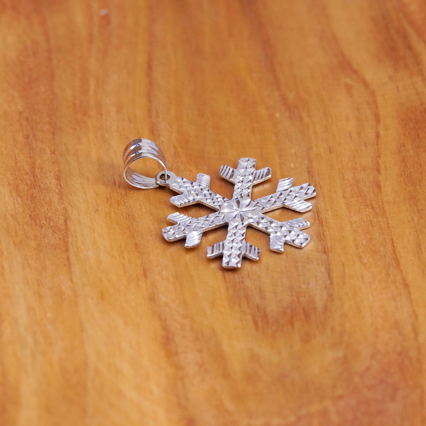 1.9g, Vintage 14K white gold handmade snowflake pendant