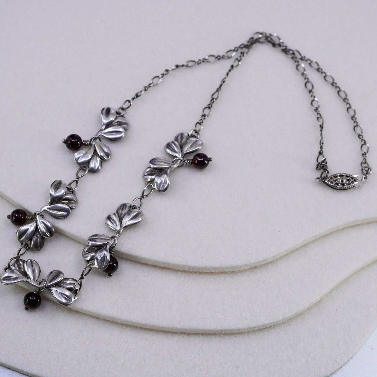 17”, 1970s Sterling 925 silver necklace with leafy pendant and garnet beads