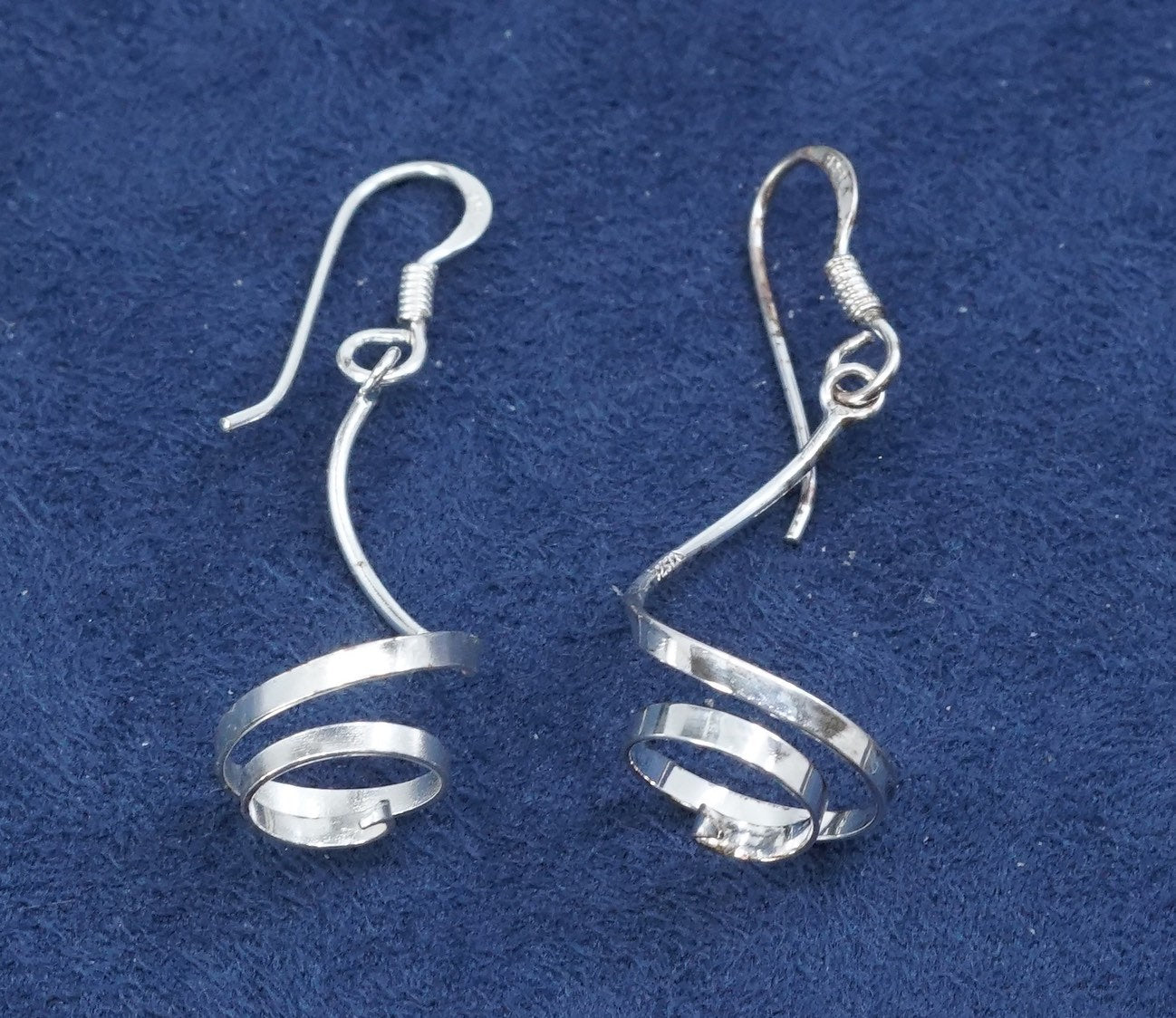 vtg Sterling Silver handmade Earrings. Lightweight 925 hammered swirl dangles