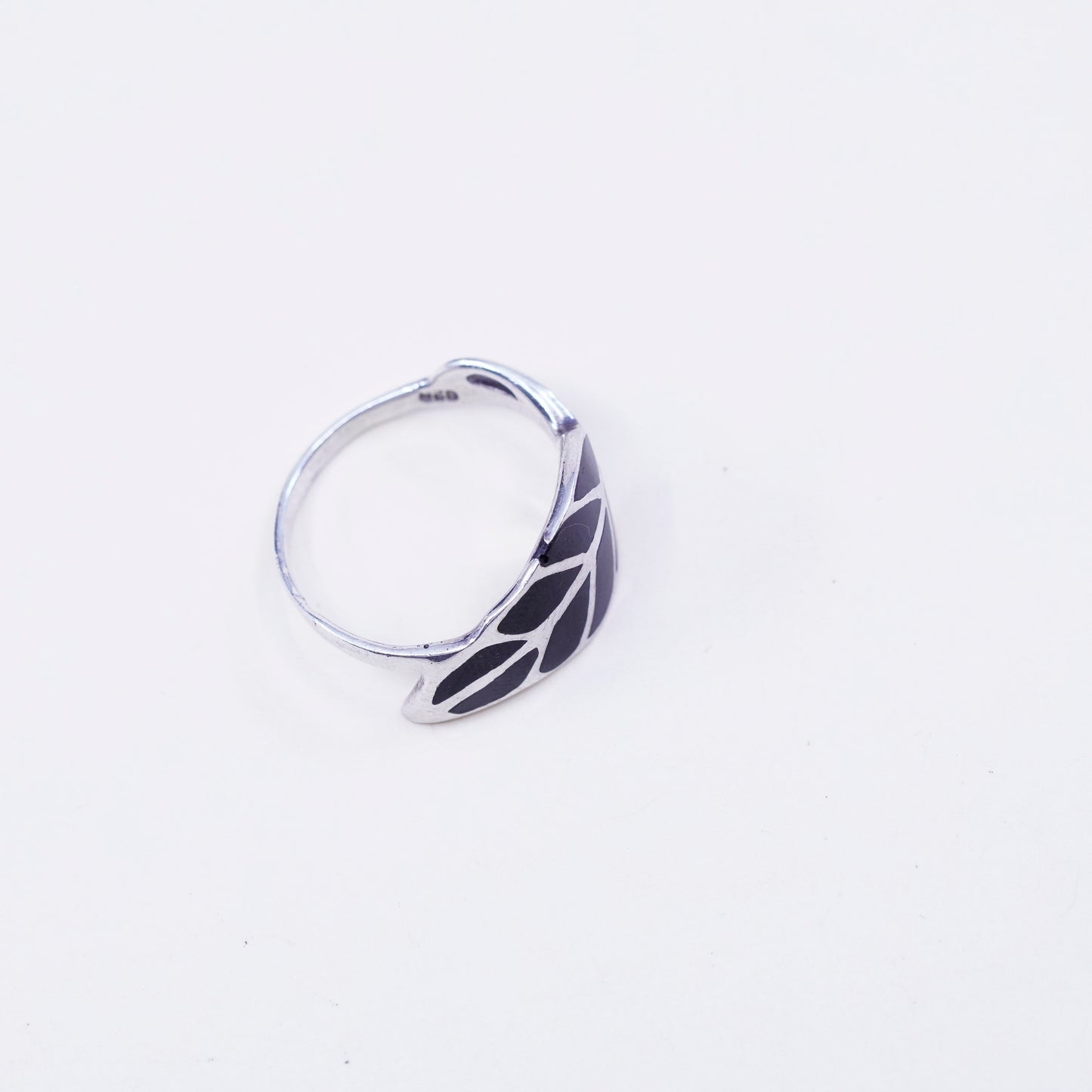 Size 7, Vintage sterling 925 silver handmade leaf ring with onyx inlay