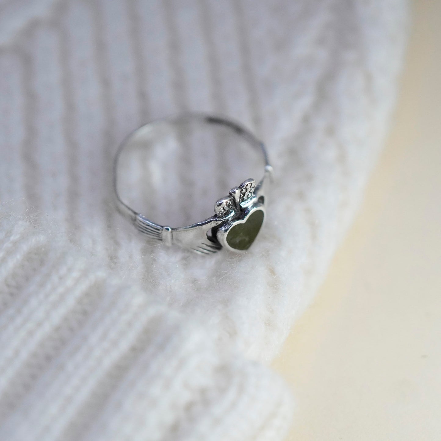 Size 9, VTG sterling 925 silver claddagh ring, holding connemara marble heart