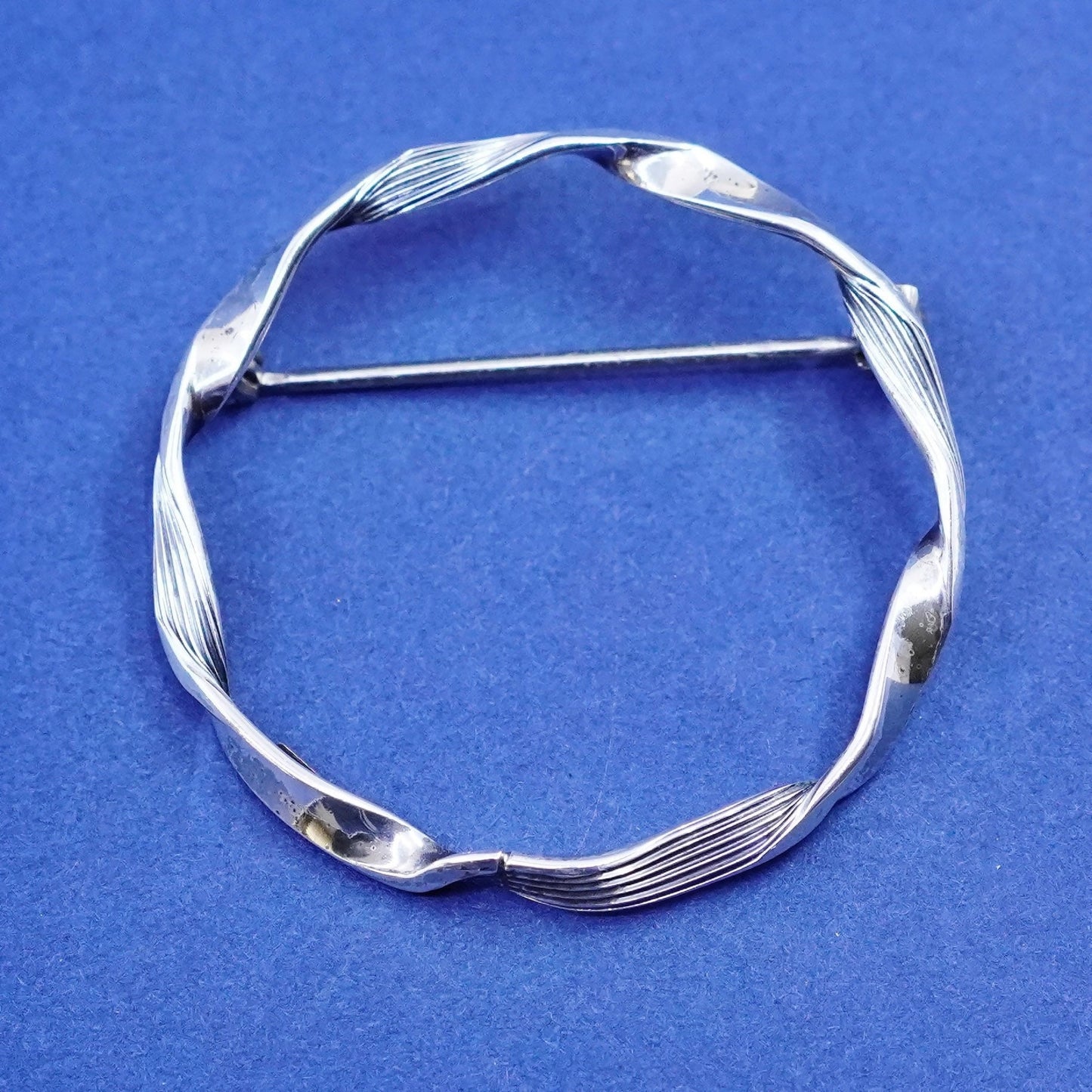 Vintage Sterling silver handmade brooch, twisted cable 925 circle pin