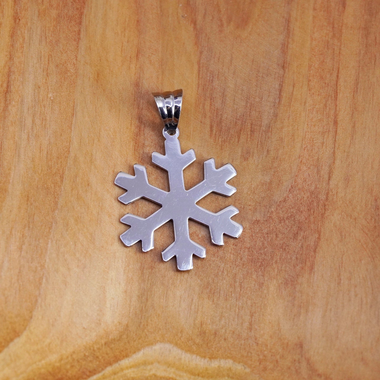 1.9g, Vintage 14K white gold handmade snowflake pendant